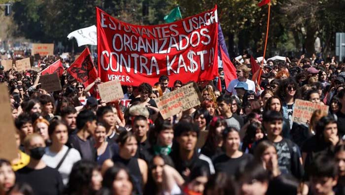 Estudiantes chilenos se movilizan contra recortes y políticas del Gobierno de Kast
